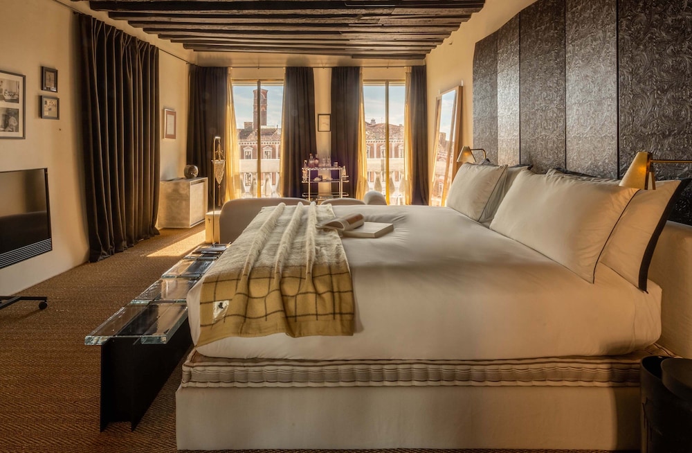 Grand, Over the Canal, Special, King Bed