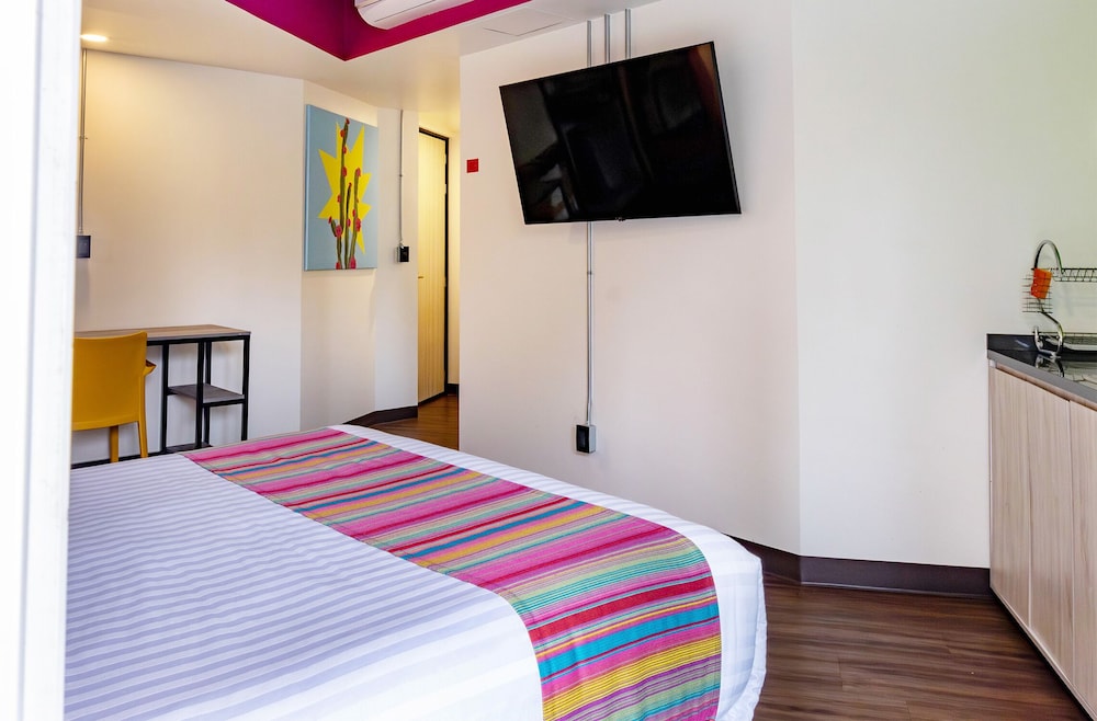 SUITE, QUEEN BED, BALCONY
