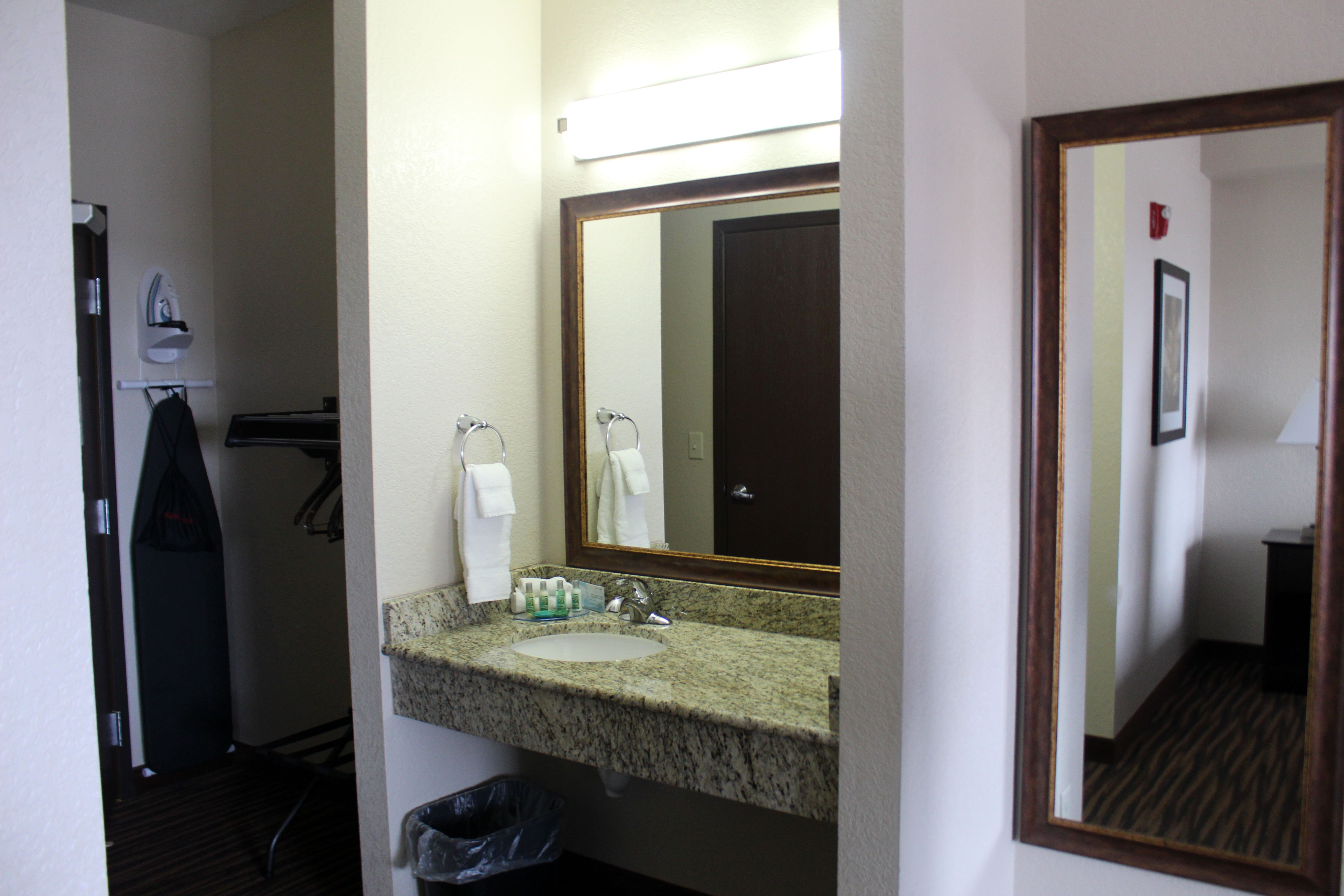 Boulders Inn Amp Suites Oak Ridge 45/50