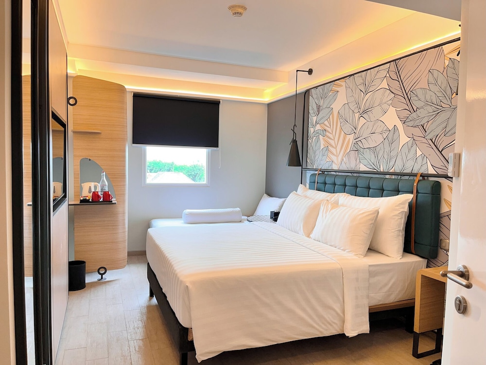 DELUXE, QUEEN BED, SOFA