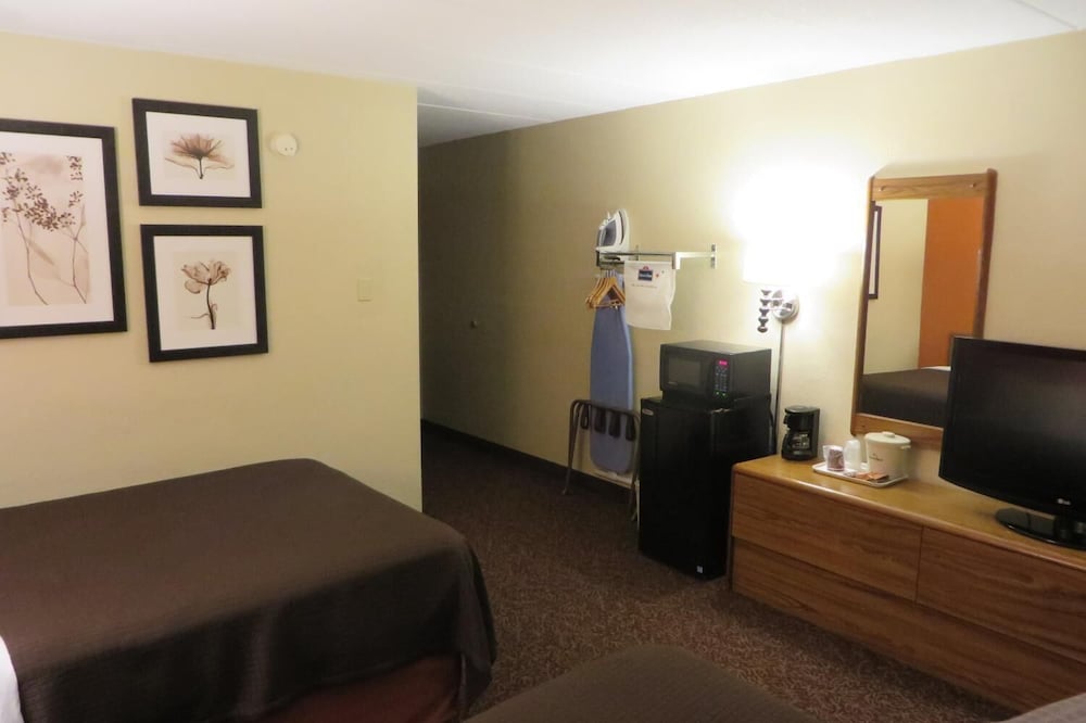 AmericInn by Wyndham Forest Lake 19/25