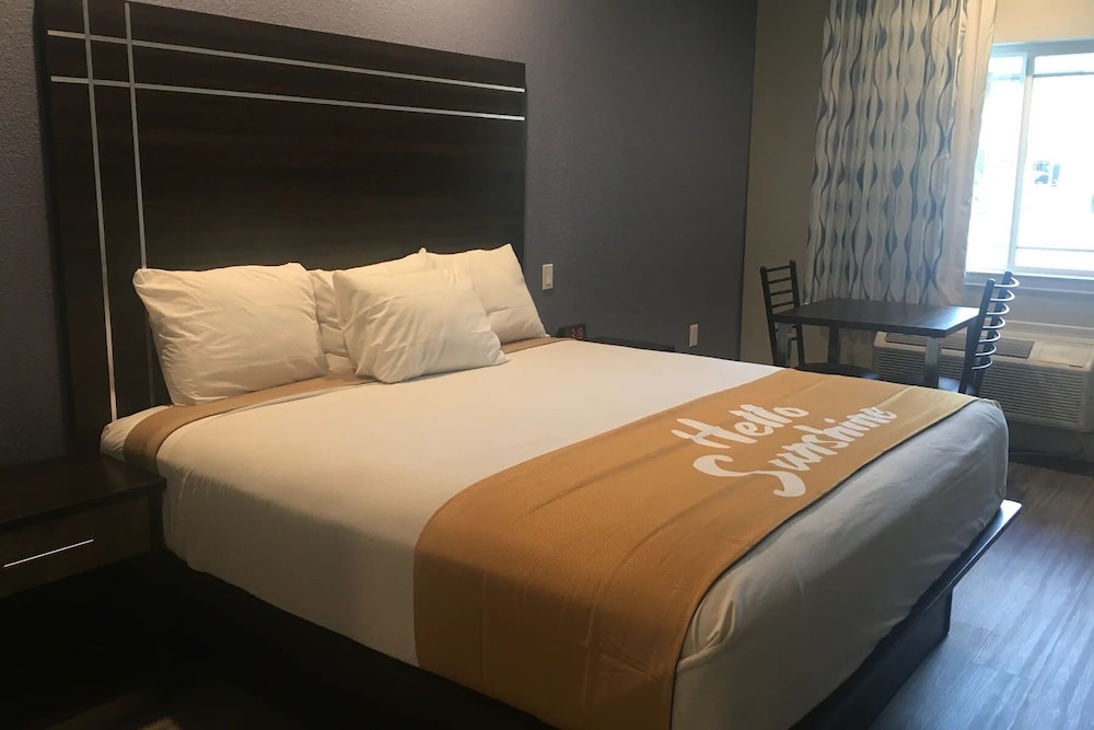 Days Inn & Suites By Wyndham La Porte 9/17