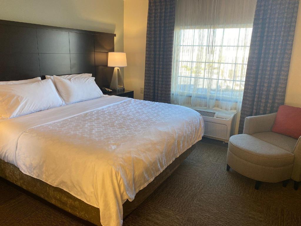 2 Bedrooms, Suite, 1 King and 2 Double Beds, Accessible