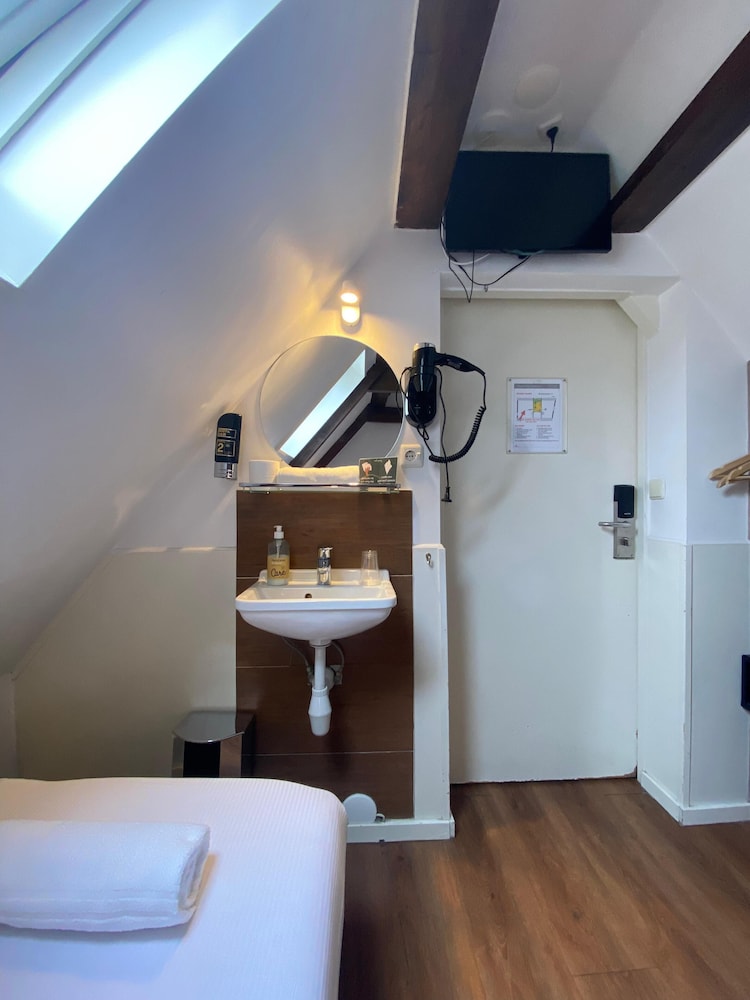 ROOM, TWIN BEDS, SHARED BATHROOM