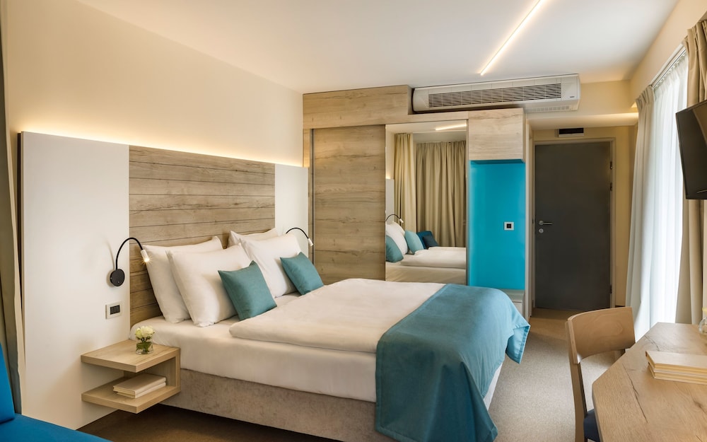 غرفة سوبيريور بسريرين منفصلين وسرير كوين، Hotel Marina Liburnia 2/3