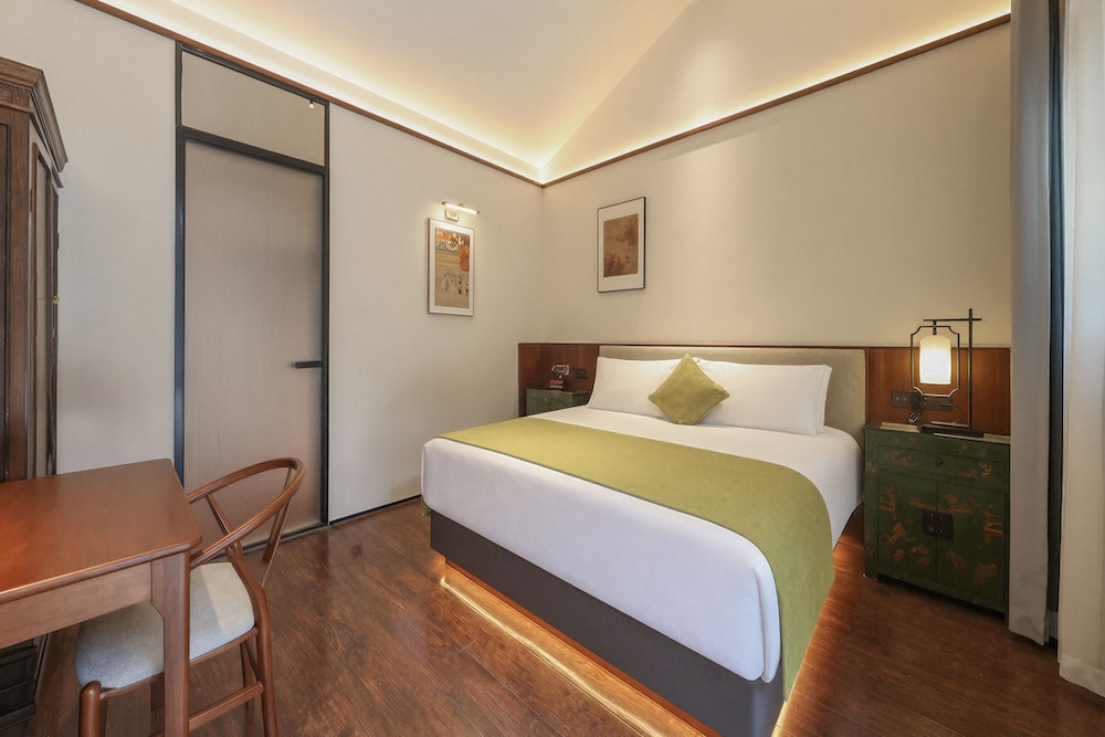 The Jingshan Garden Hotel 30/66