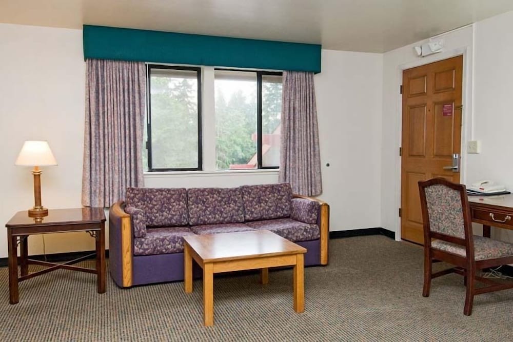 Sequim Bay Lodge 24/43