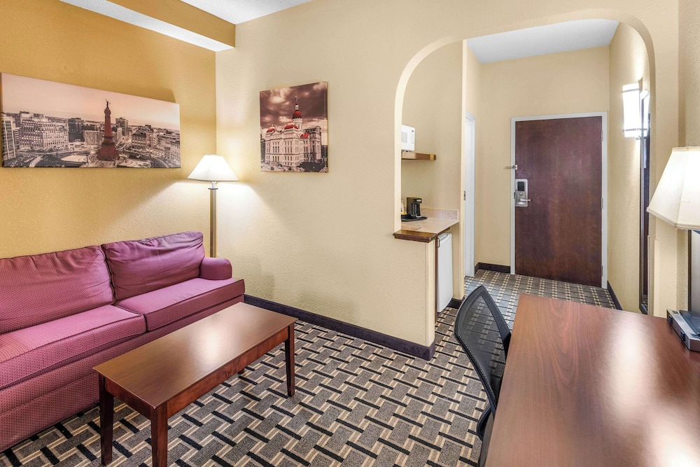 Clarion Inn & Suites Indianapolis Northwest 35/55