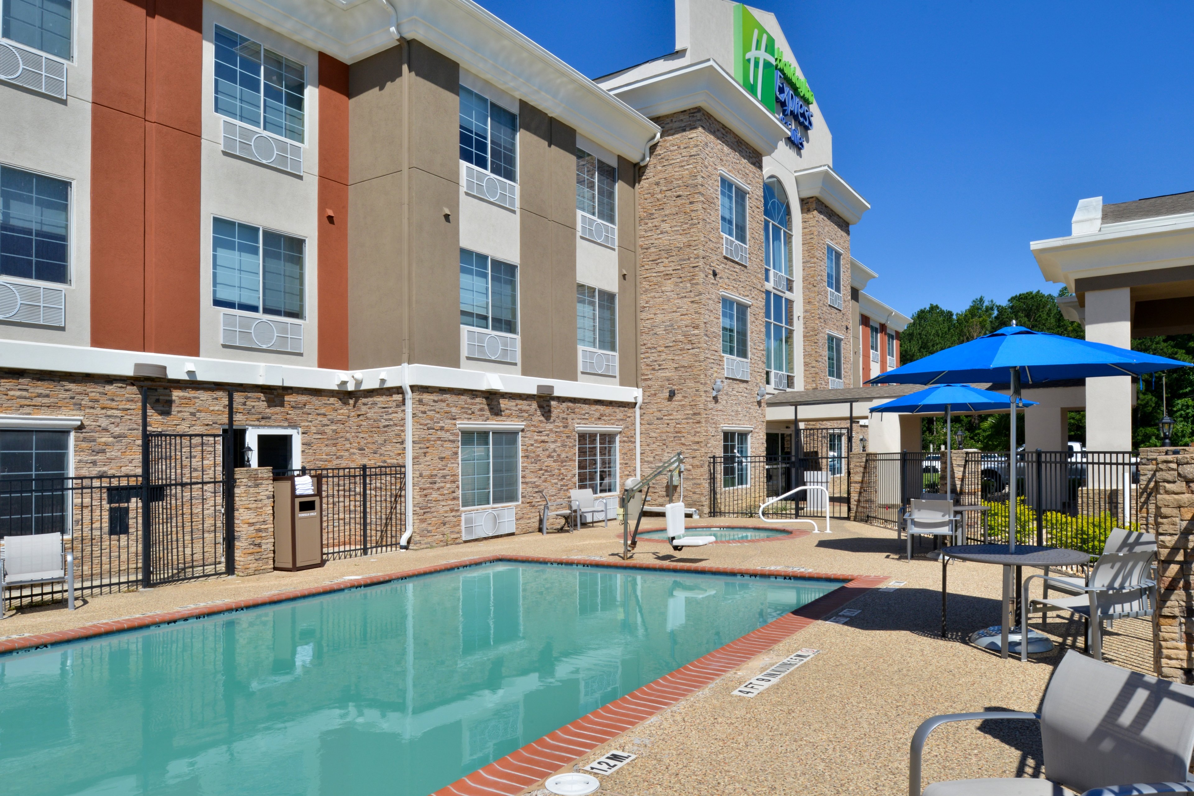 Holiday Inn Express Hotel And Suites Carthage 75/79