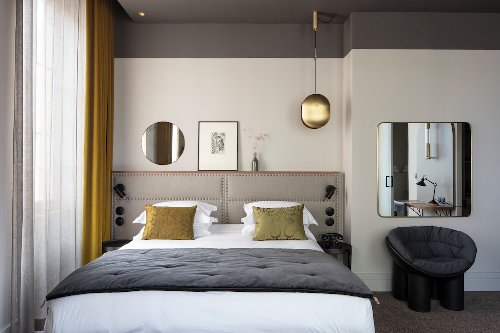 SIGNATURE, JUNIOR, DOUBLE BED, CITY VIEW