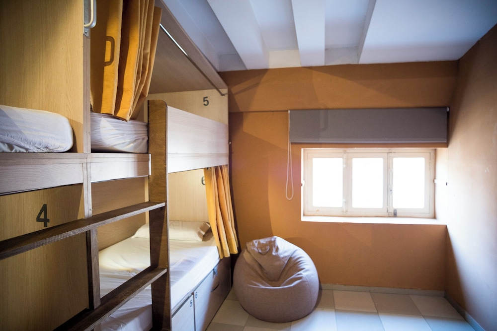 Mixed Dorm, 8 People, 4 Bunk Beds, Shared Bathroom