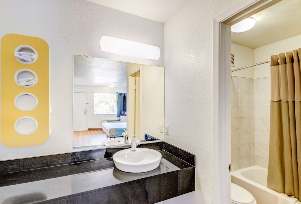 Motel6 Waco, TX - Lacy Lakeview 47/49