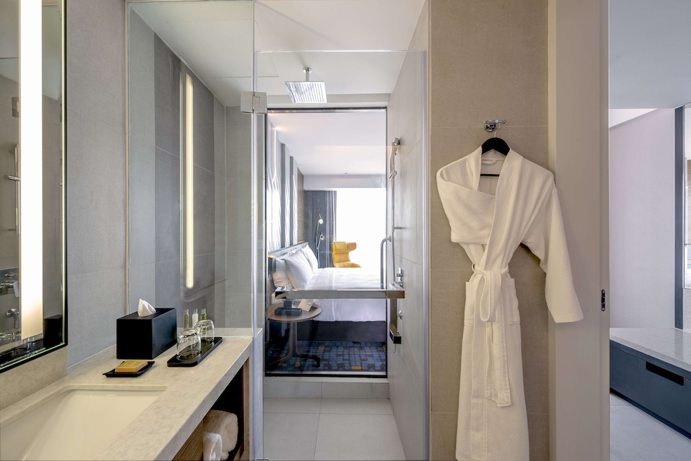 Guest Room, King Bed, DoubleTree by Hilton Shah Alam i-City 11/13