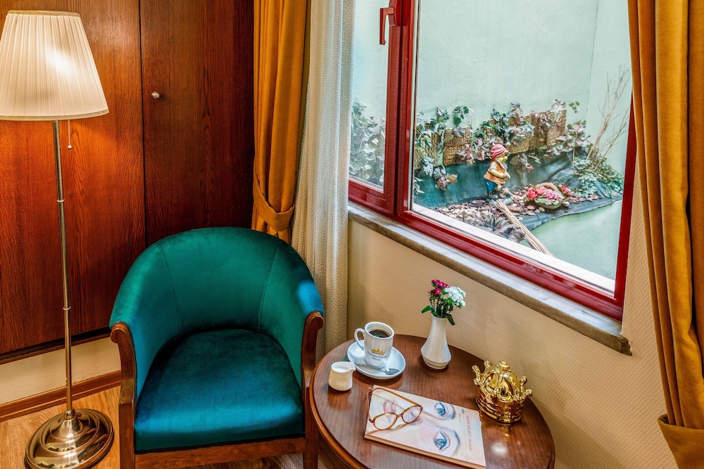 Golden Crown Hotel 40/66