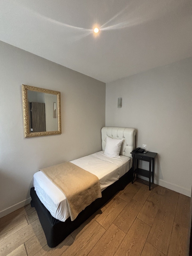 Hoteliere Lafayette 8/44