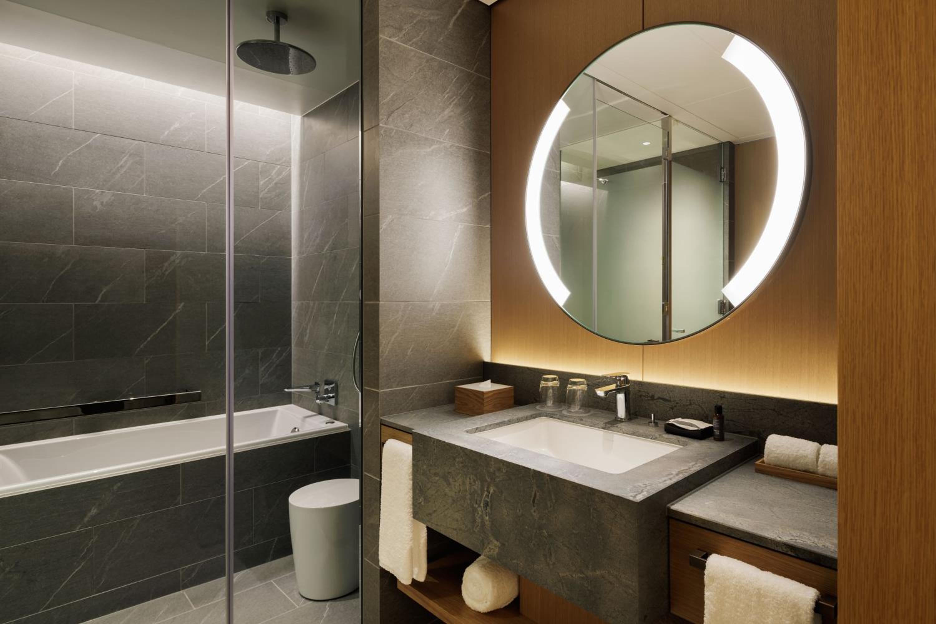 غرفة كلوب بسرير كينج بإطلالة على المدينة مع دخول صالة النادي، The Westin Yokohama 4/4
