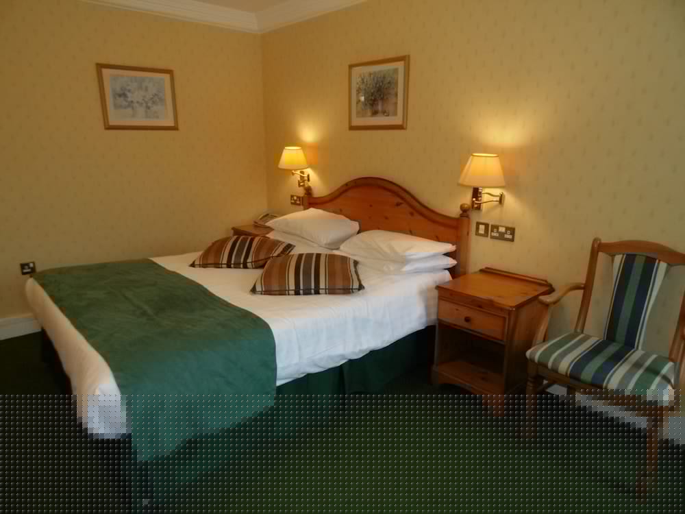 Elstead Hotel 16/50