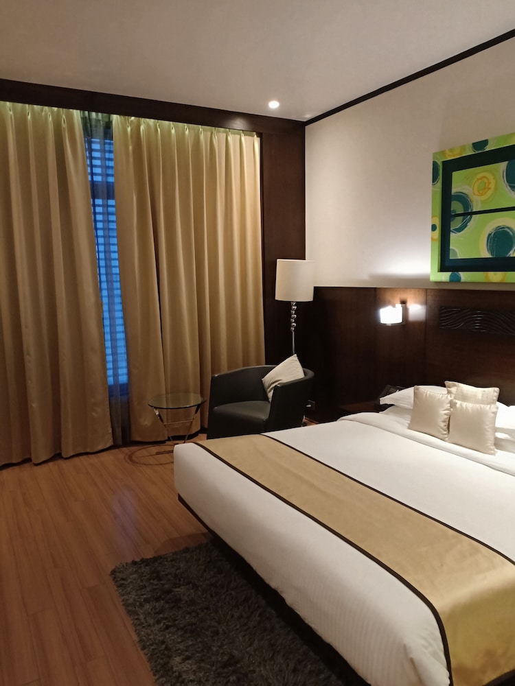 ROOM, KING BED