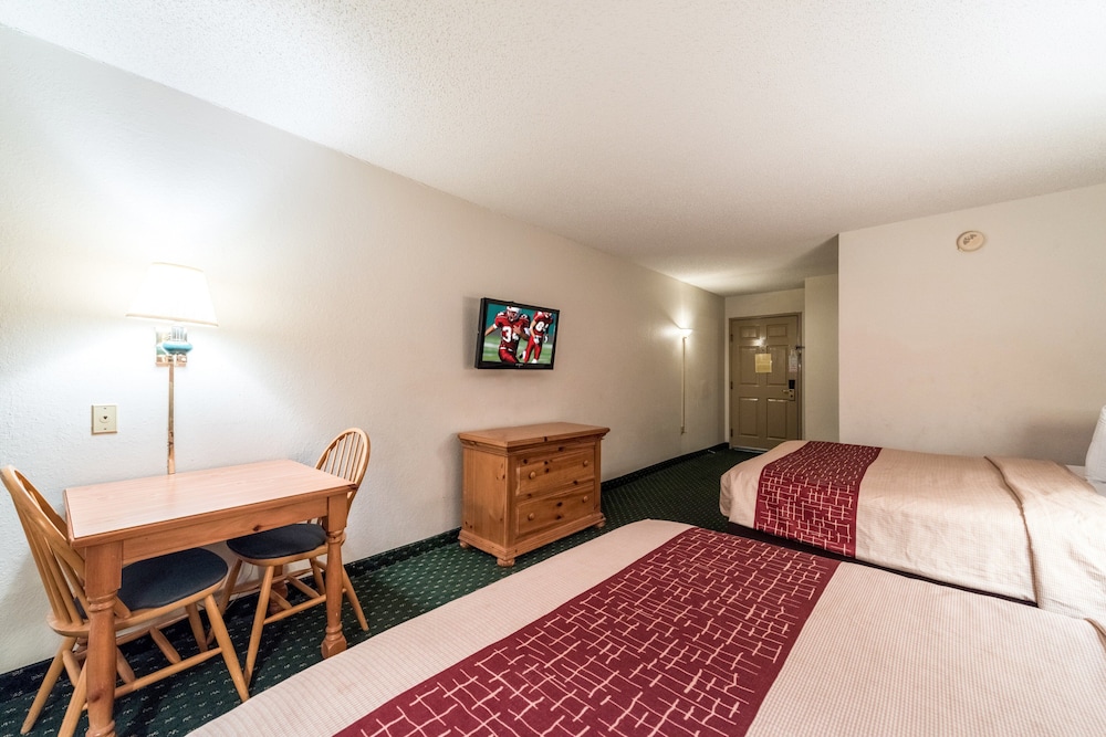 Red Roof Inn and Suites Knoxville East 15/42