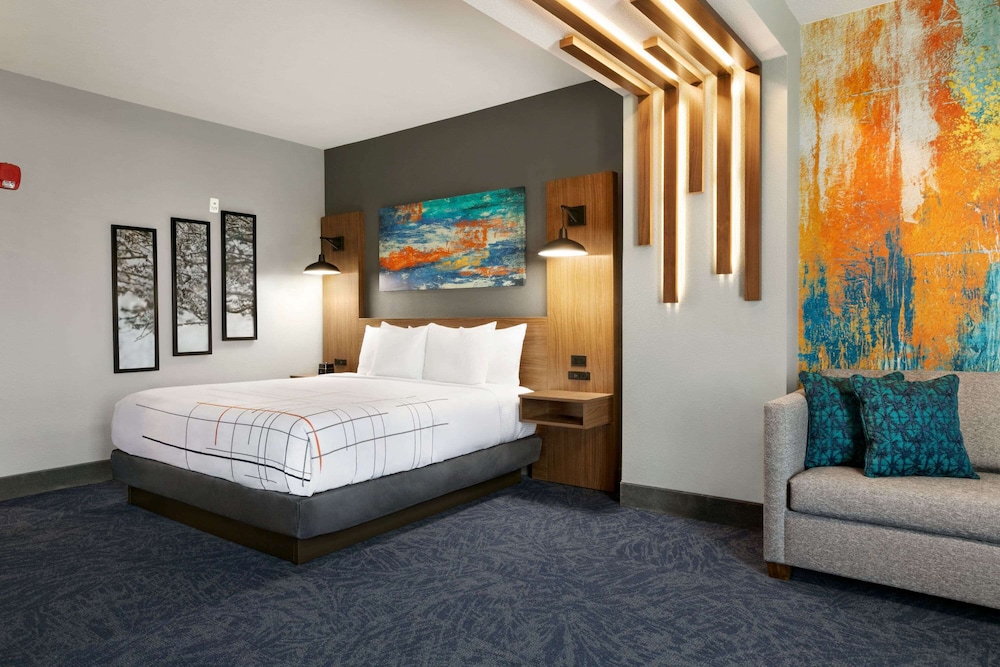 La Quinta Inn and Suites by Wyndham College Station North 15/32