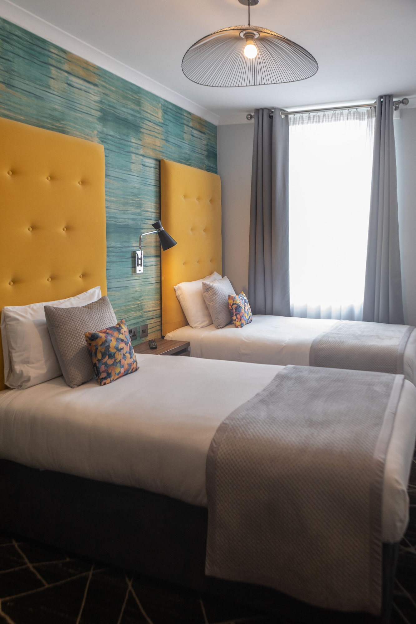 ROOM, TWIN BEDS
