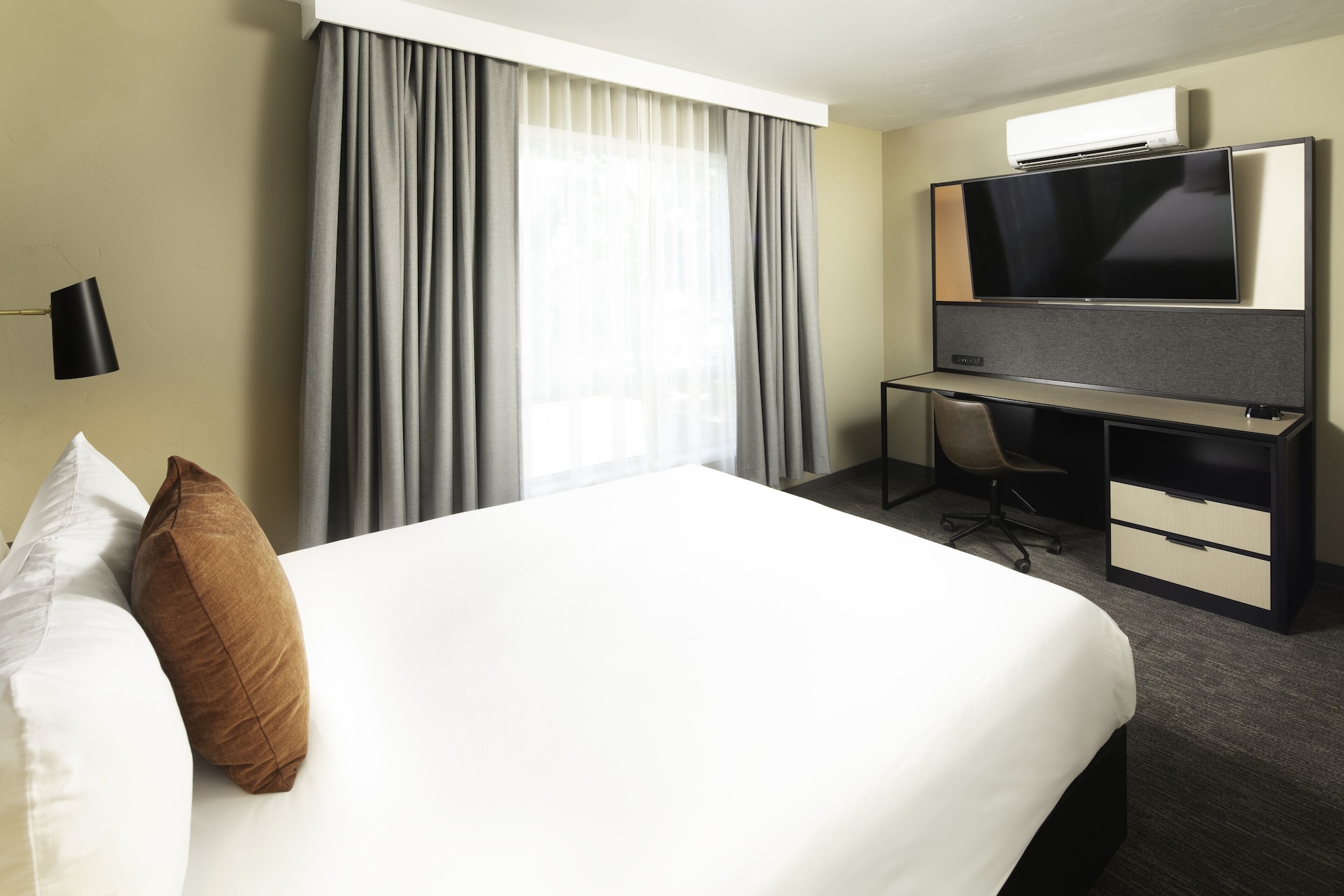 ROOM, KING BED