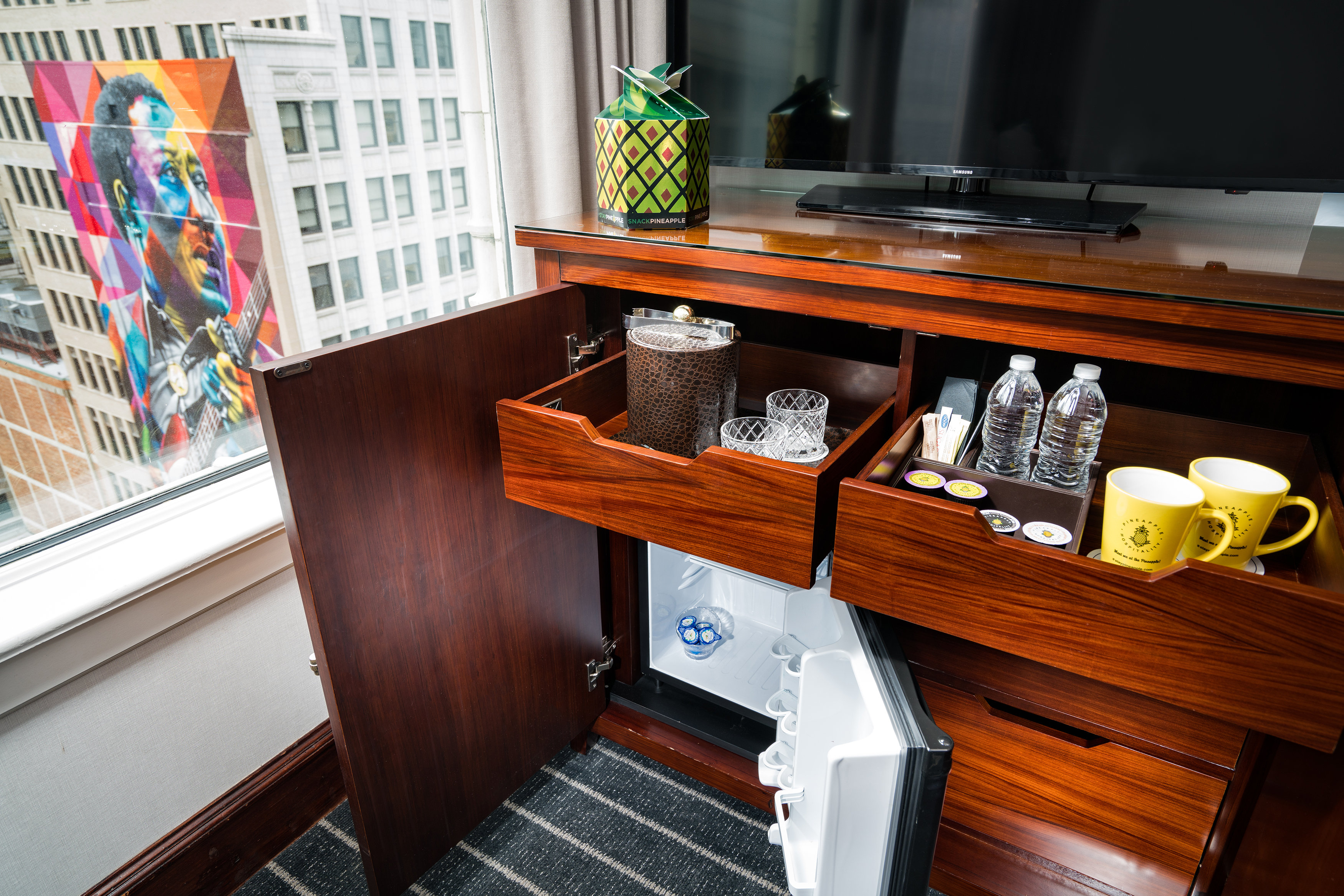 Staypineapple An Iconic Hotel The Loop Chicago 50/50
