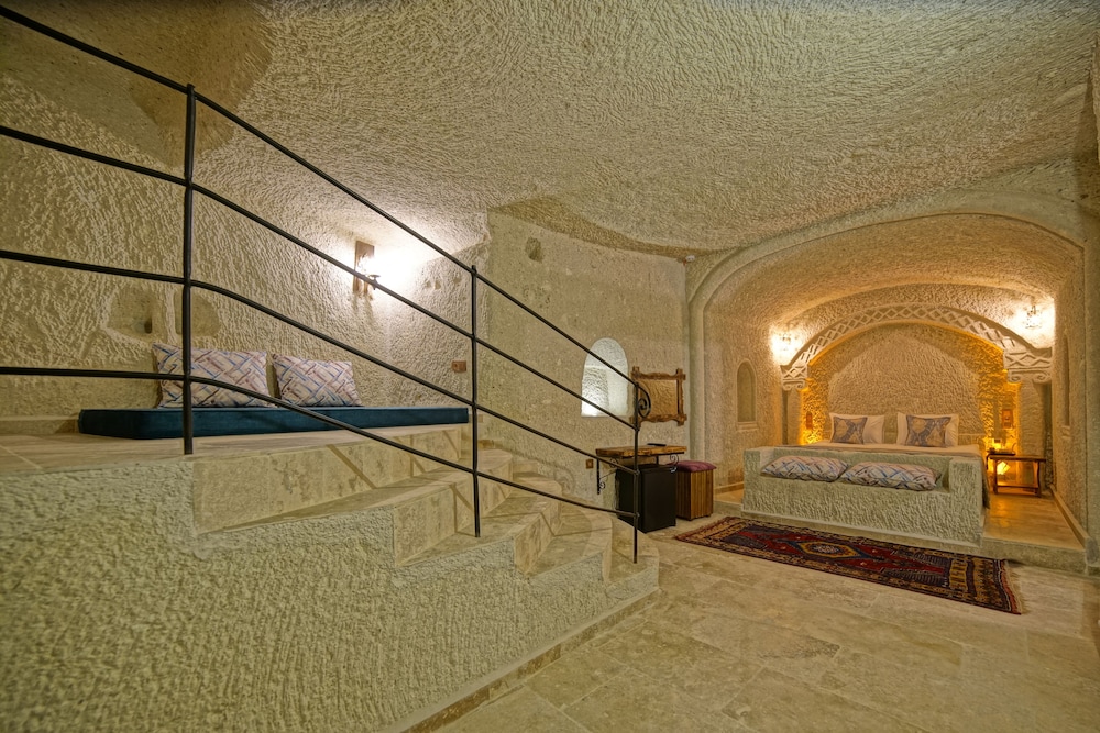 Risus Cave Suites 23/55