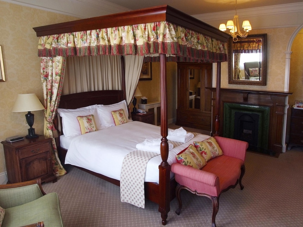 The Bear Hotel 6/33