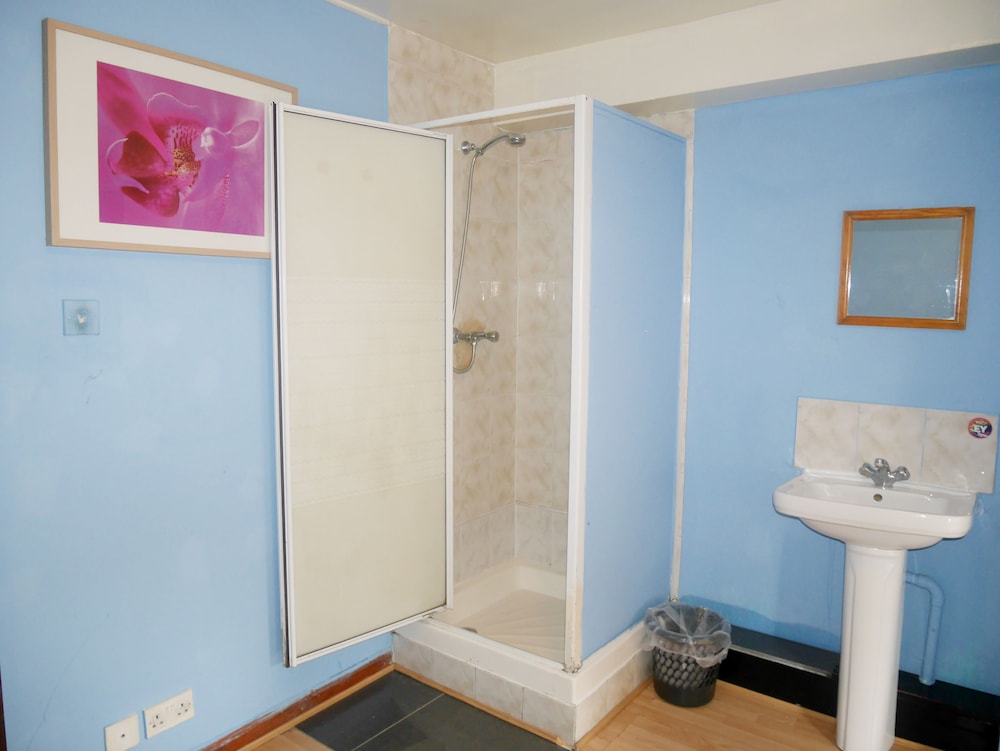 Kensal Green Backpackers 1 12/56