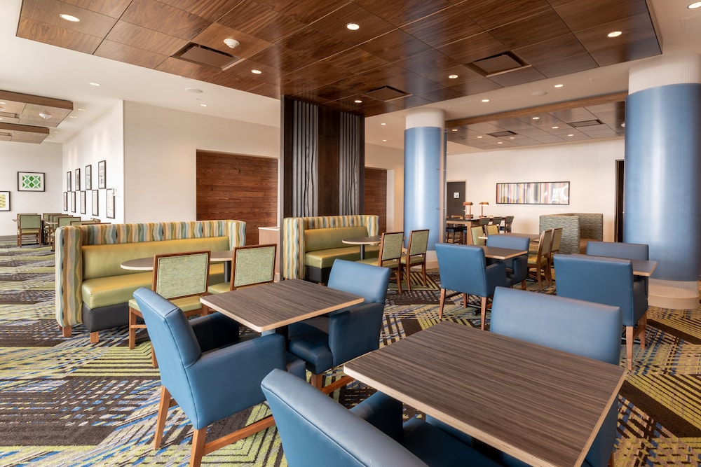 Holiday Inn Express Suites Saskatoon East University 51/78