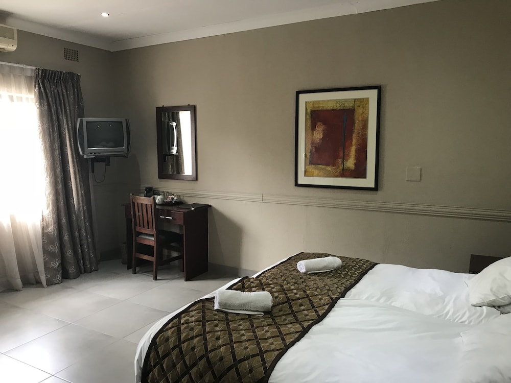 Elephant Springs Hotel &amp; Cabanas 58/80
