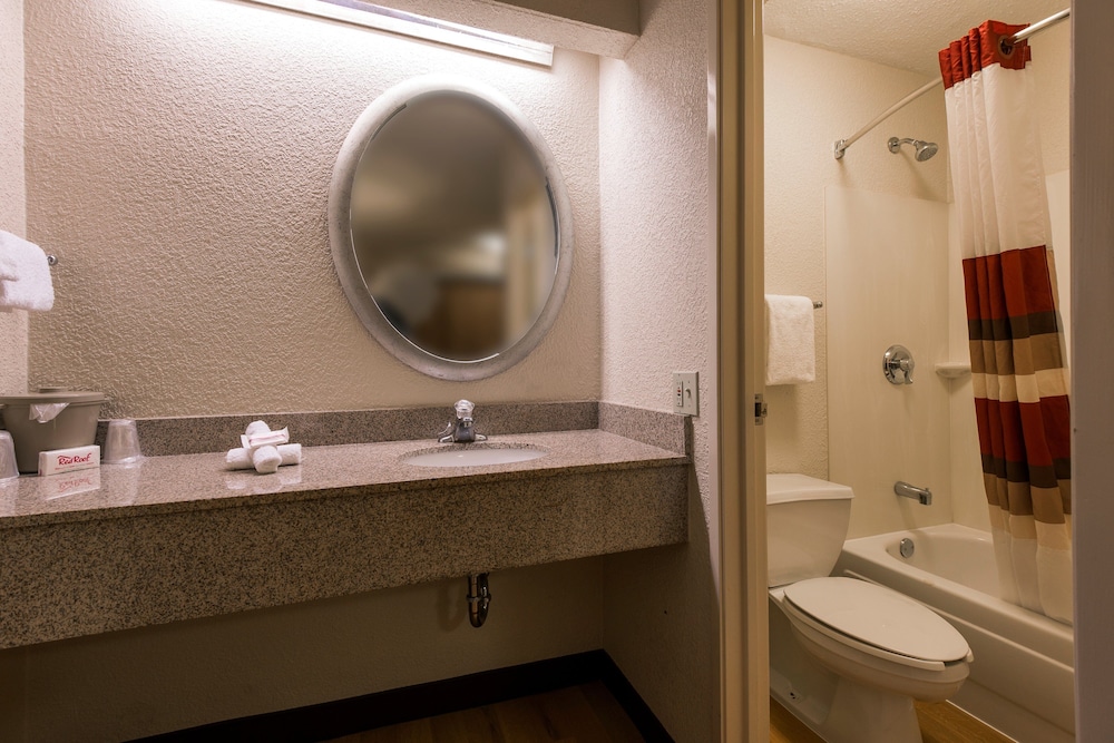 Red Roof Inn Mystic - New London 12/18