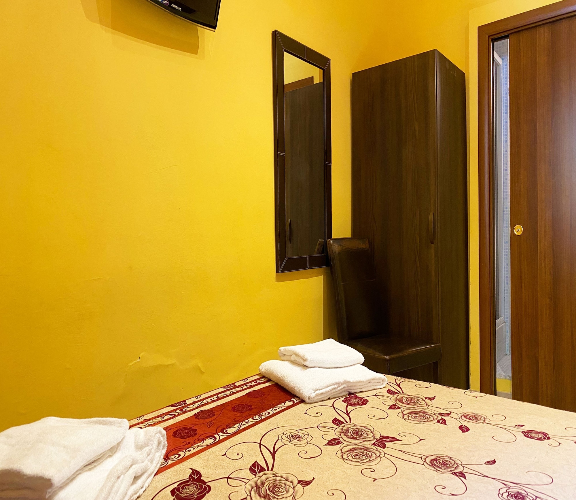 ROOM, DOUBLE BED