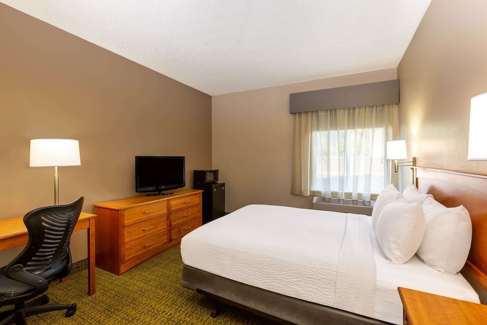 Days Inn & Suites by Wyndham Madison 12/41
