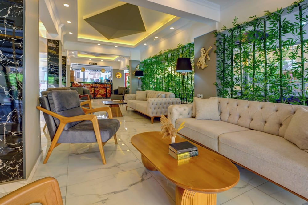 Miss Cleopatra Hotel 30/50