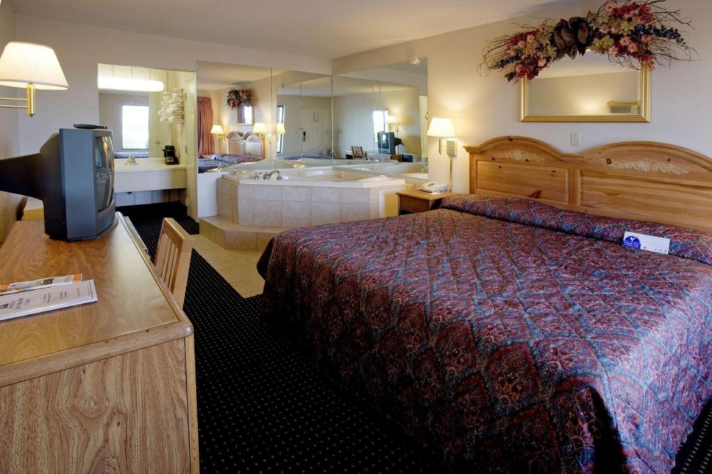 ROOM, KING BED, JETTED TUB