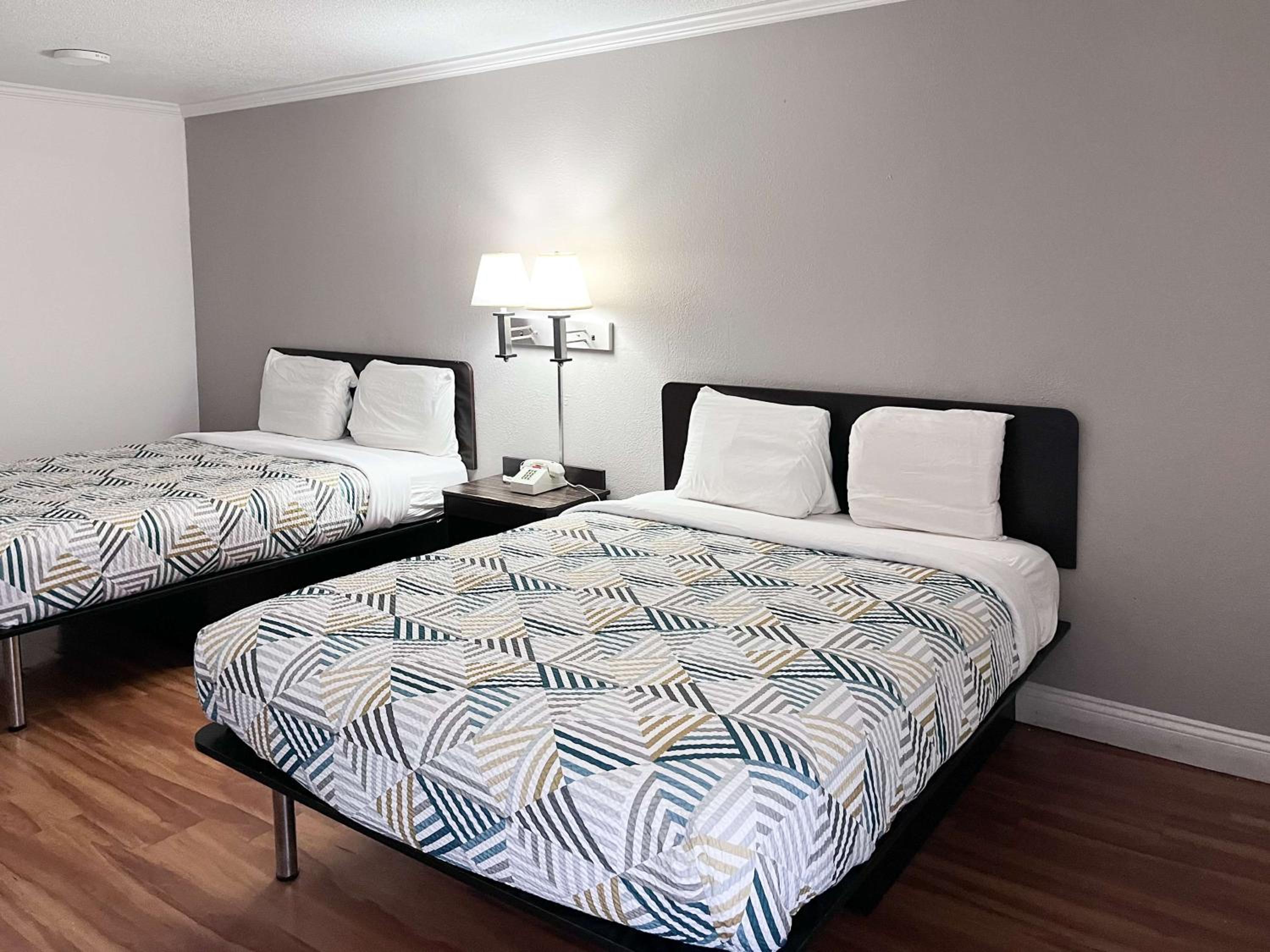 2 Queen Beds - Non-Smoking, Micfridge
