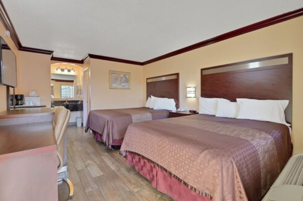 Americas Deluxe Inn 10/32
