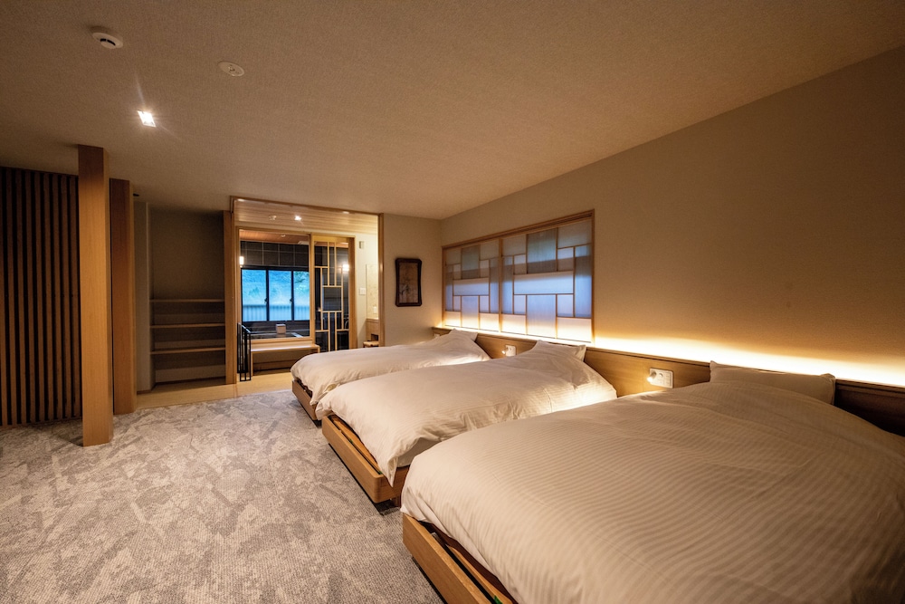 SUITE, 3 FUTON BEDS, 3 BEDS, MAIN BUILDING