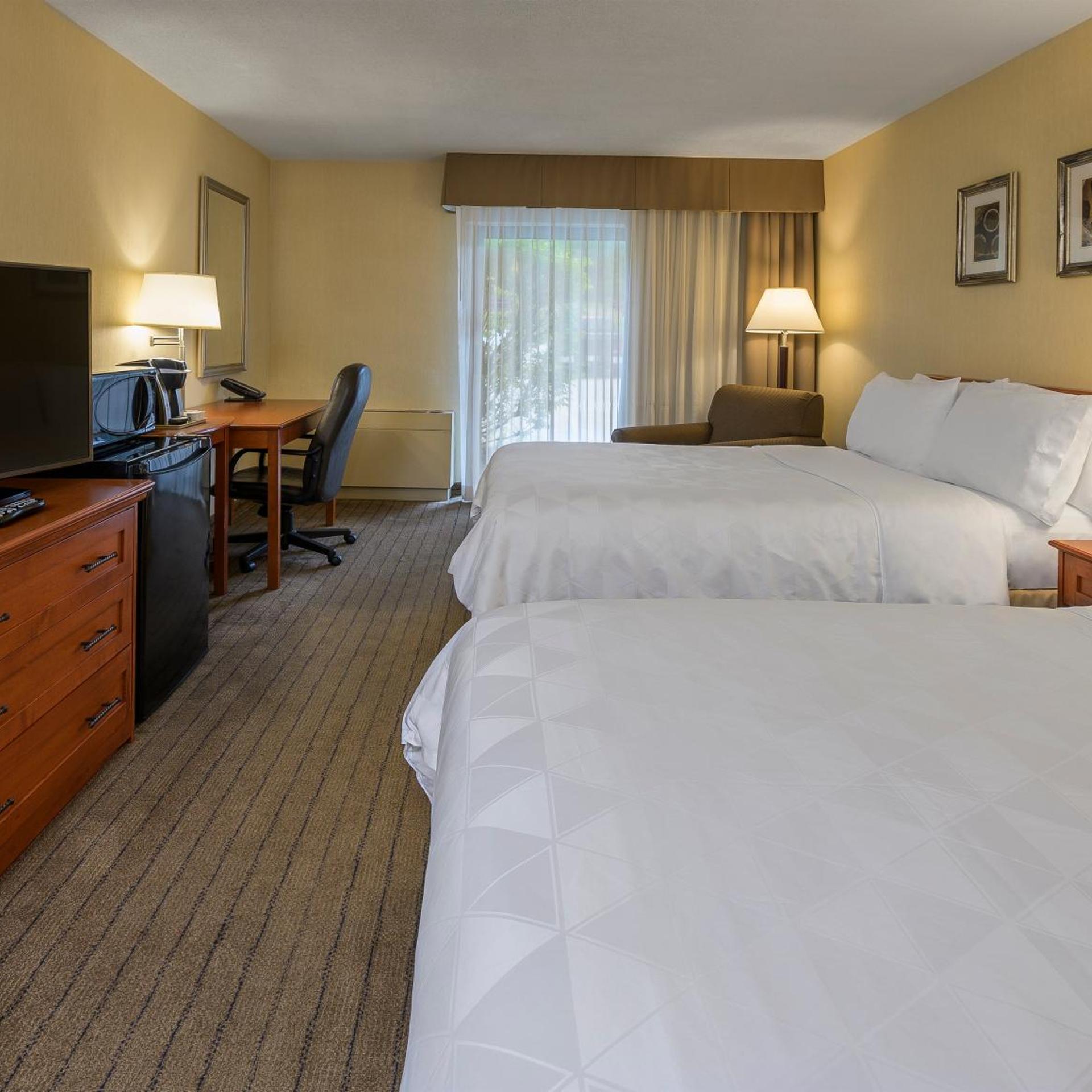 Standard, 2 Double Beds, Parking Lot View