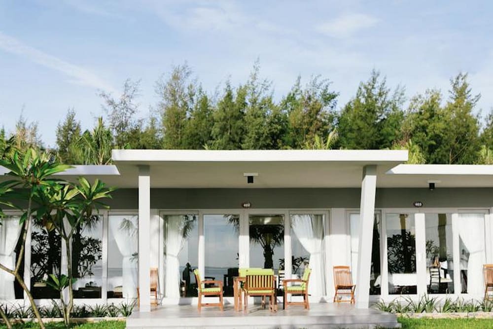 Lang Co Beach Resort 1/50