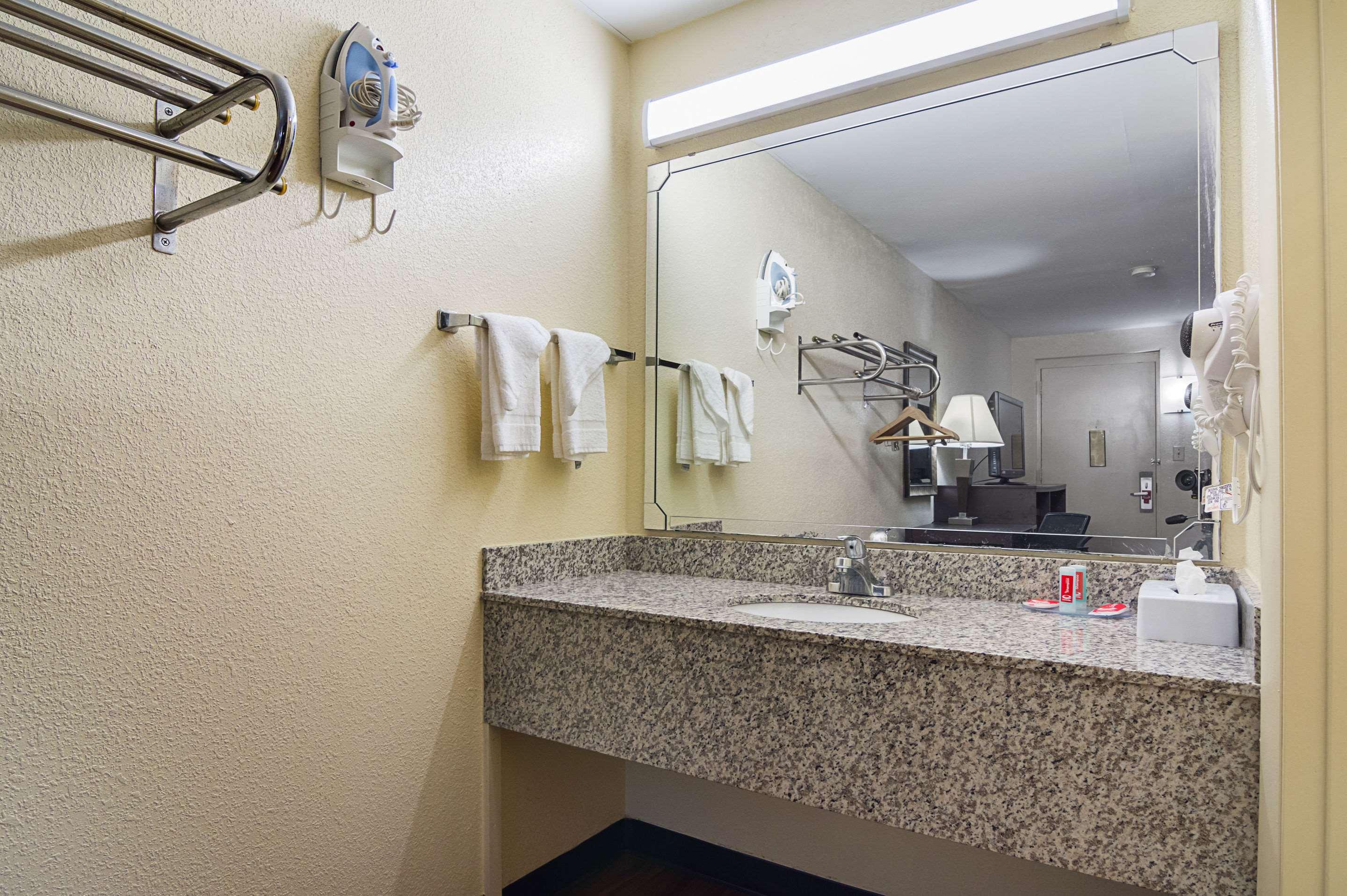 Room, King Bed, Econo Lodge Research Triangle Park 6/6