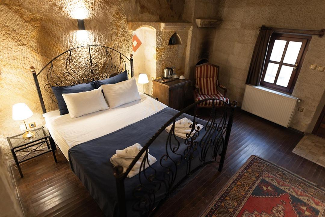 Cave, Deluxe, Suite