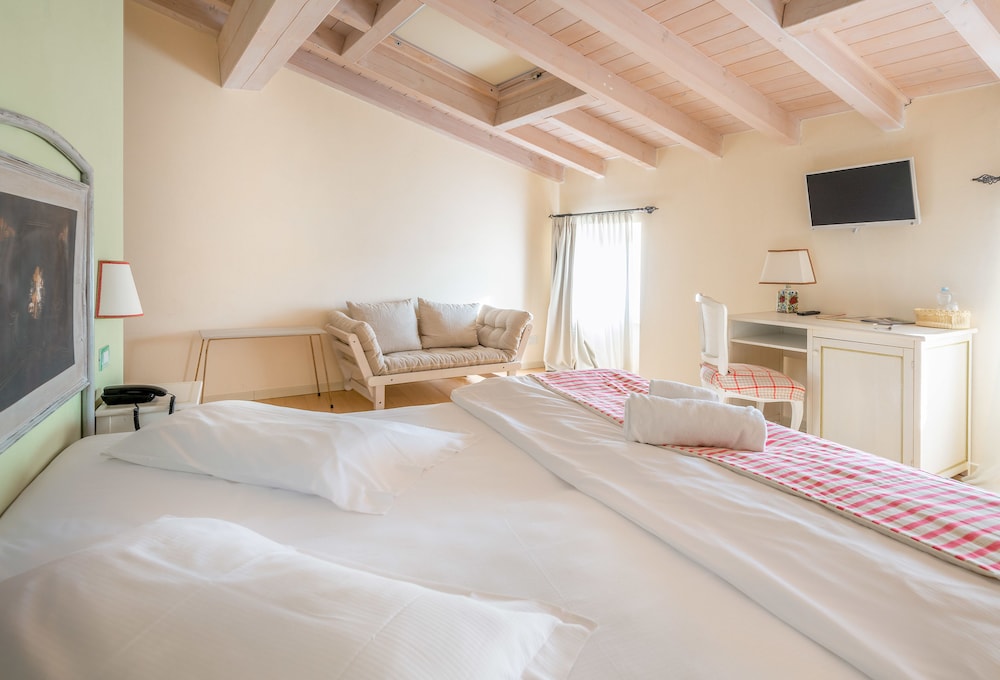 SUPERIOR, DOUBLE OR TWIN BED