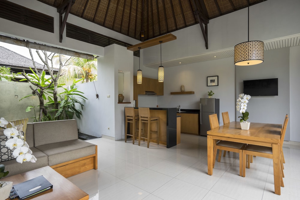 PRADHA VILLAS SEMINYAK 9/63