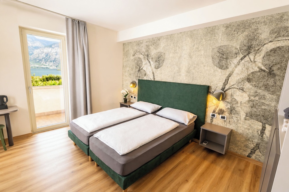 Classic, Twin Beds