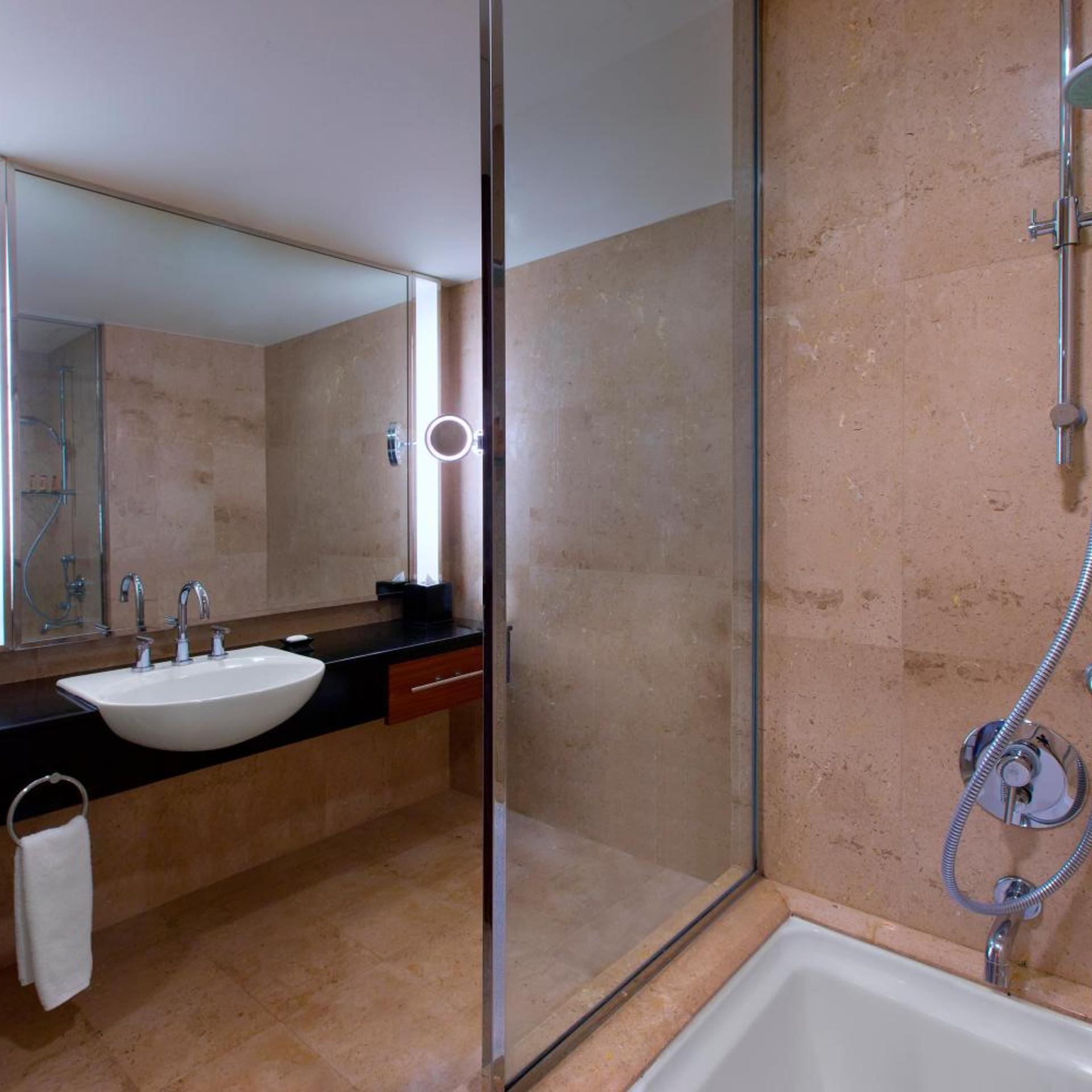 غرفة ديلوكس بسريرين مزدوجين بإطلالة على النهر، Royal Orchid Sheraton Riverside Hotel Bangkok 5/6