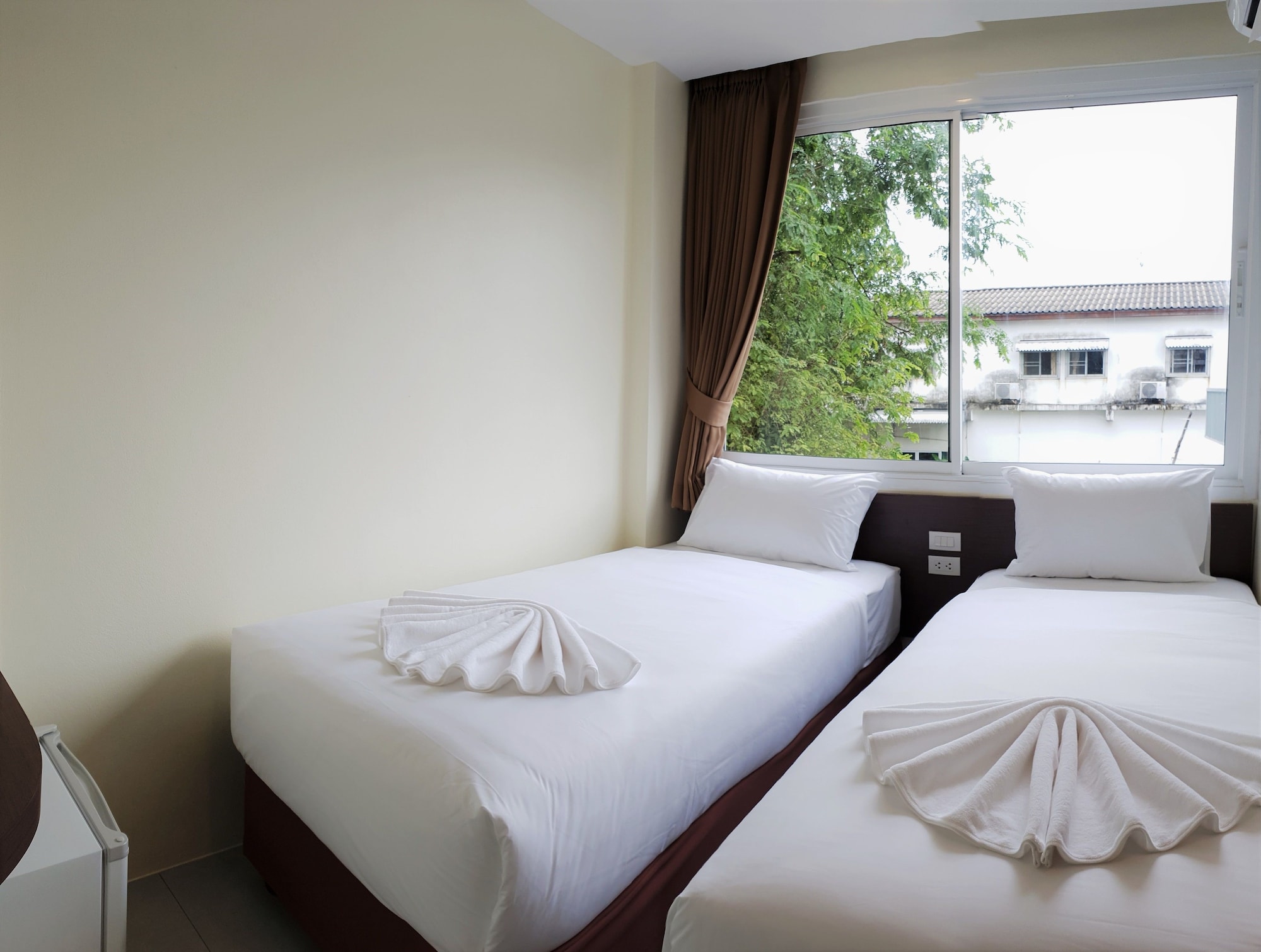 ROOM, TWIN BEDS
