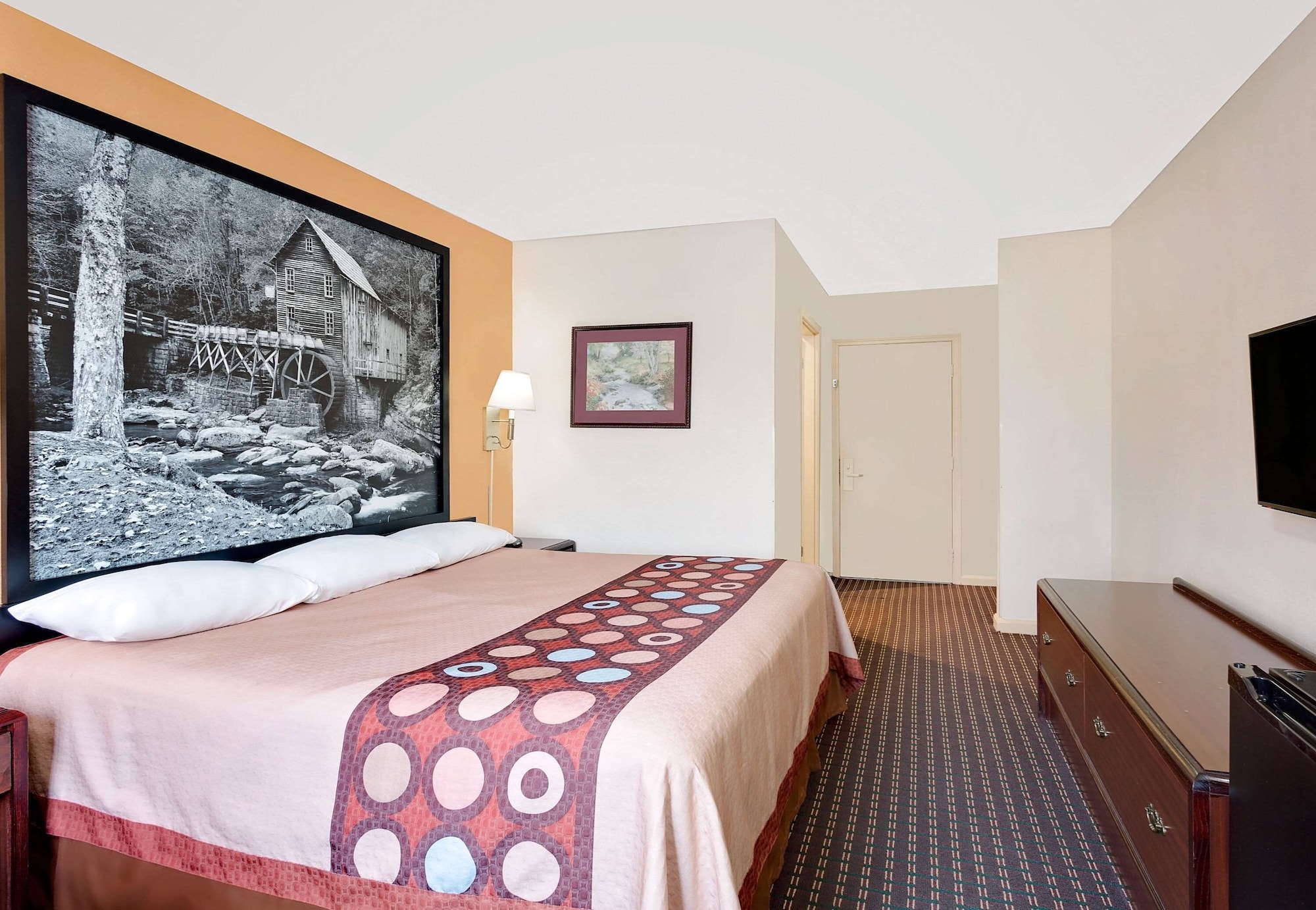 غرفة قياسية بسرير كينج، Super 8 by Wyndham Hillsville 7/10